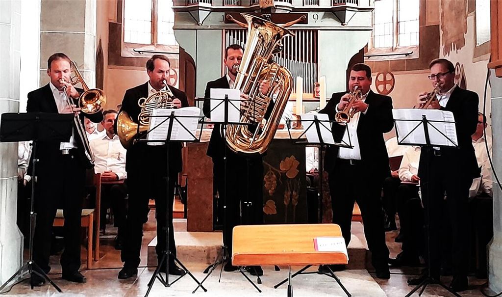 Das Senderbrass-Quintett füllt den Kirchenraum mit strahlendem Bläserklang. Fotos: Filitz