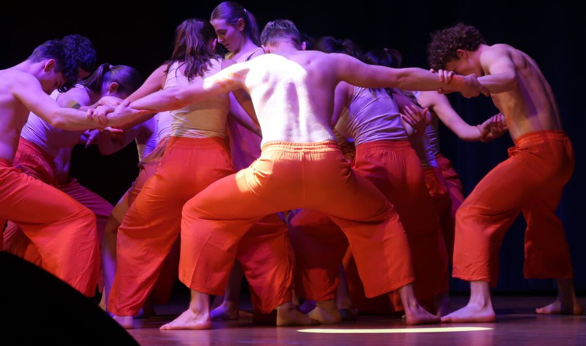 Das Showteam Matrix begeistert mit den Tänzen „Memories: Die Wellen der Erinnerungen“ und „‘Daughter‘ – Women’s Rights are human Rights!“