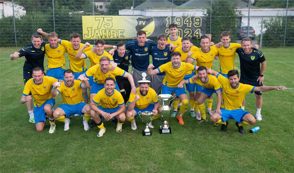 Das Siegerbild des TSV Phönix Lomersheim nach dem Erfolg im Finale gegen den FV Lienzingen2024. Der Bezirksligist gilt auch dieses Mal als Favorit.