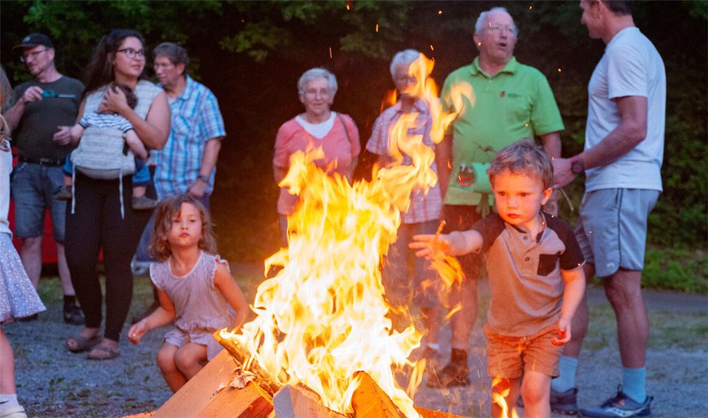 Das Sonnwendfeuer ist nicht nur für Kinder eine Attraktion. Foto: Fotomoment