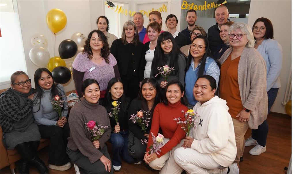 Das Sozialwerk Bethesda hat viel Aufwand betrieben, um jungen Menschen von den Philippinen eine Ausbildung zur Pflegefachkraft in Deutschland zu ermöglichen. Mit den Pflegedienst- und Hausleitungen von Bethesda freuen sich die Fachkräfte über ihren Abschluss. Auch Vorstandsvorsitzender Peter Mayer (hinten links) gratuliert herzlich. Foto: Roller