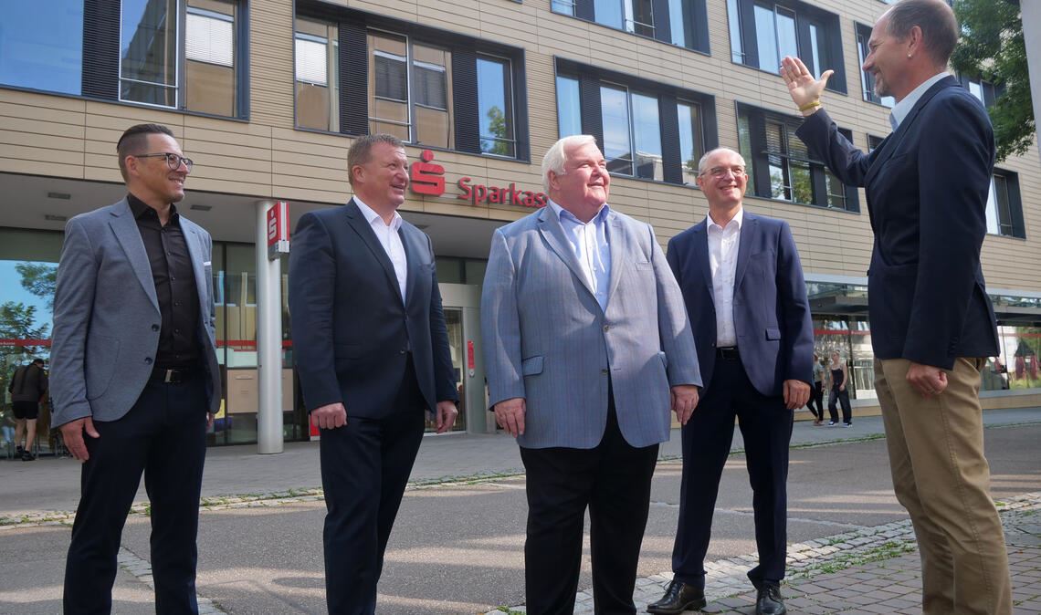 Das Sparkassen-Kompetenzzentrum in Mühlacker ist in Sachen Photovoltaik Vorreiter für andere Standorte, betonen Michael Fritz, Gerd Owczarek, Hans Neuweiler, Stephan Günthner und Bernd Hintermayer (v.li.) bei einem Pressegespräch am Montagmorgen. Foto: Friedrich