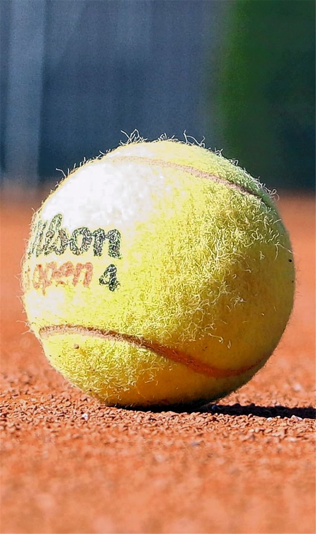 Das Spiel mit dem gelben Filzball ist nun auch wieder im Doppel erlaubt.Archivfoto: Schüller