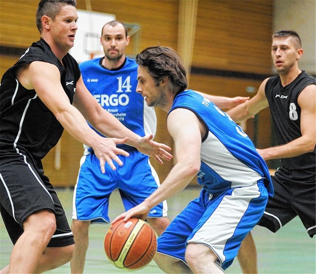 Das Spitzenspiel der Kreisliga A gewinnt der TV Mühlacker (Tomislav Rukavina am Ball, Markus Mahler im Hintergrund) nicht hoch genug, um dem TVGernsbach im Saisonendspurt aus eigener Kraft die Meisterschaft streitig zu machen. Foto: Fotomoment