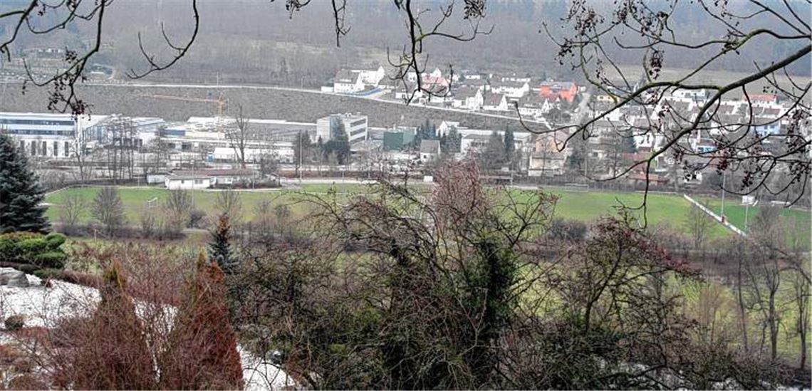 Das Sportgelände von Phönix Lomersheim vom Burgstumpen in der Turmstraße aus gesehen: Links befinden sich Clubheim und Trainingsfeld, rechts das Spielfeld für Punktspiele, das jedoch im Gegensatz zum Trainingsfeld über kein Flutlicht verfügt. Ganz am rechten Bildrand befindet sich noch eine kleine Rasenfläche, die zwar beleuchtet werden kann, jedoch nur für Kinderspiele taugt.