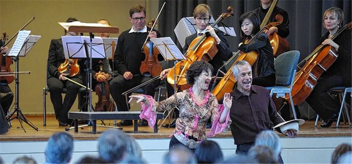 Das Sprecherduo Nathalie Cellier und Peter Steiner überzeugt das Publikum mit seinen unterhaltsamen Vorstellungen. 