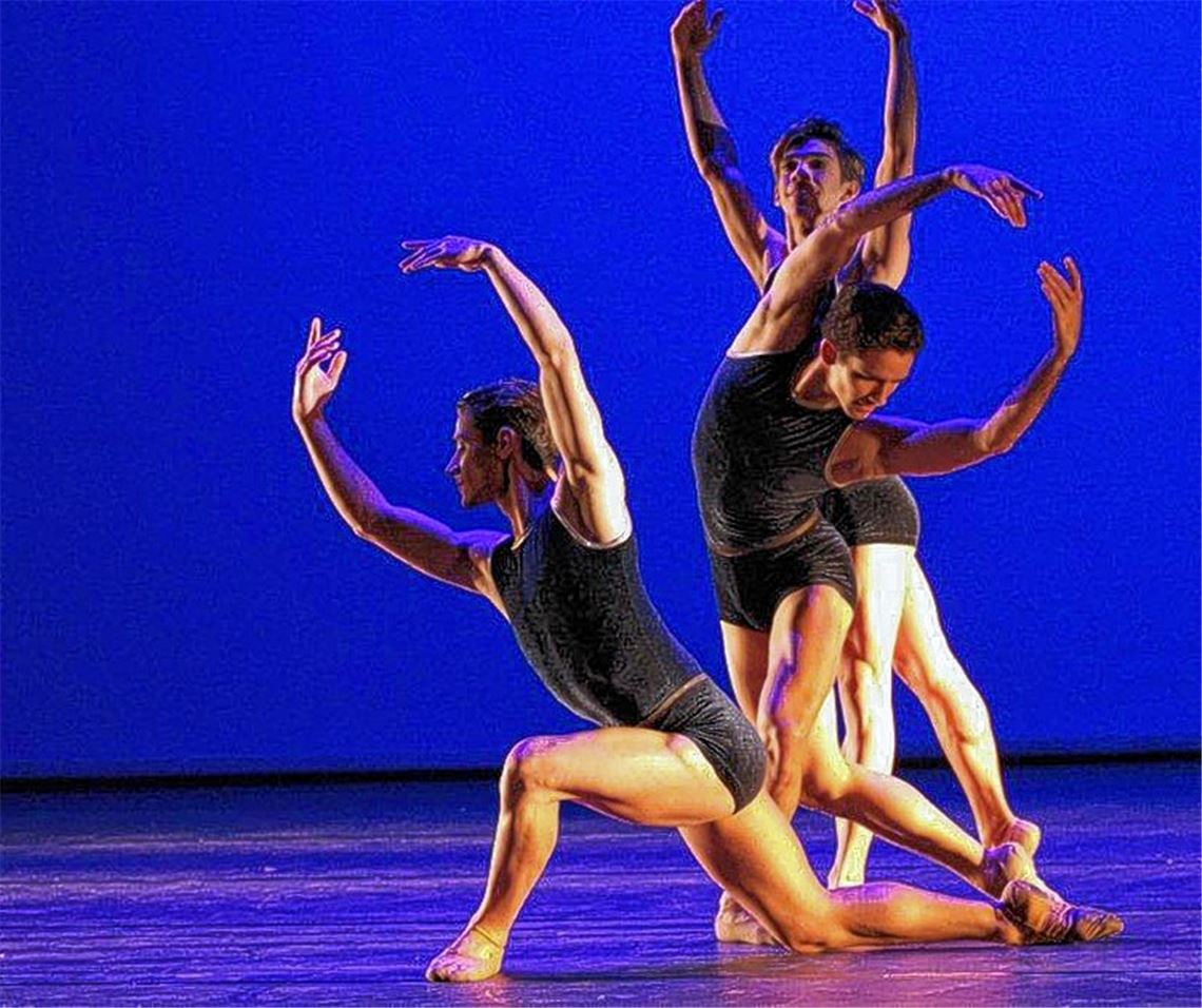 Das Staatsballett Karlsruhe (Bild li.) zeigt „In den Winden im Nichts“. Auch Gauthier Dance Stuttgart trägt zum Programm bei, das einen Querschnitt durch die moderne Tanzszene bietet.