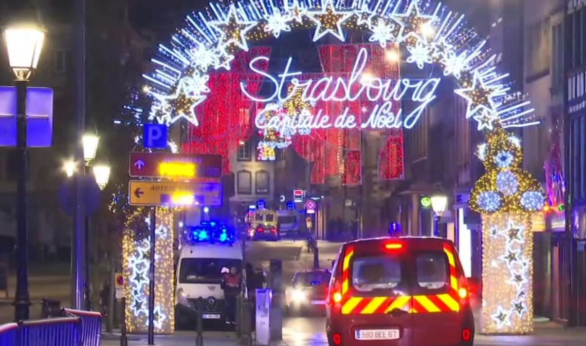 Das Standbild aus einem Video zeigt Rettungswagen am Straßburger Weihnachtsmarkt. (Archivbild)