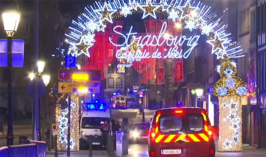 Das Standbild aus einem Video zeigt Rettungswagen am Straßburger Weihnachtsmarkt. (Archivbild)
