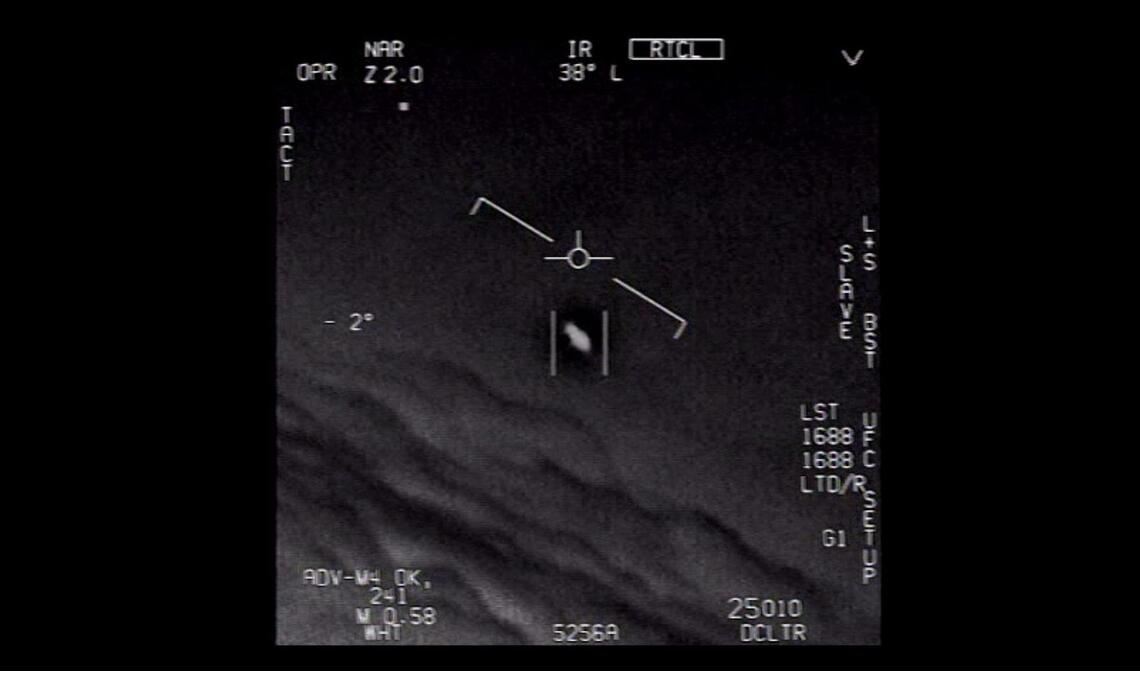 Das Standbild eines vom US-Verteidigungsministerium veröffentlichten Videos zeigt ein Unidentifiziertes Flugobjekt, das von Piloten der US-Marine gesichtet wurde. Es stammt von 2021.