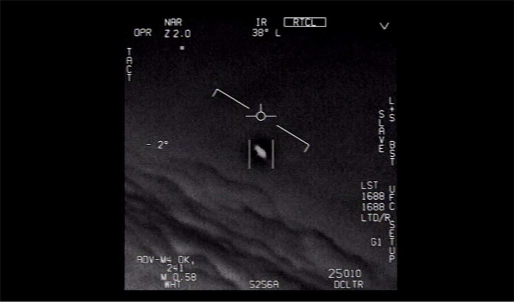 Das Standbild eines vom US-Verteidigungsministerium veröffentlichten Videos zeigt ein Unidentifiziertes Flugobjekt, das von Piloten der US-Marine gesichtet wurde. Es stammt von 2021.