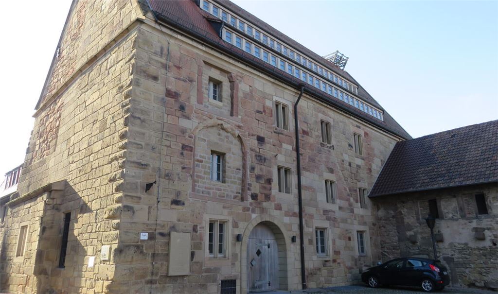 Das Steinhaus in Knittlingen. Angebaut ist die „Braunsche Scheune“. Foto: Archiv
