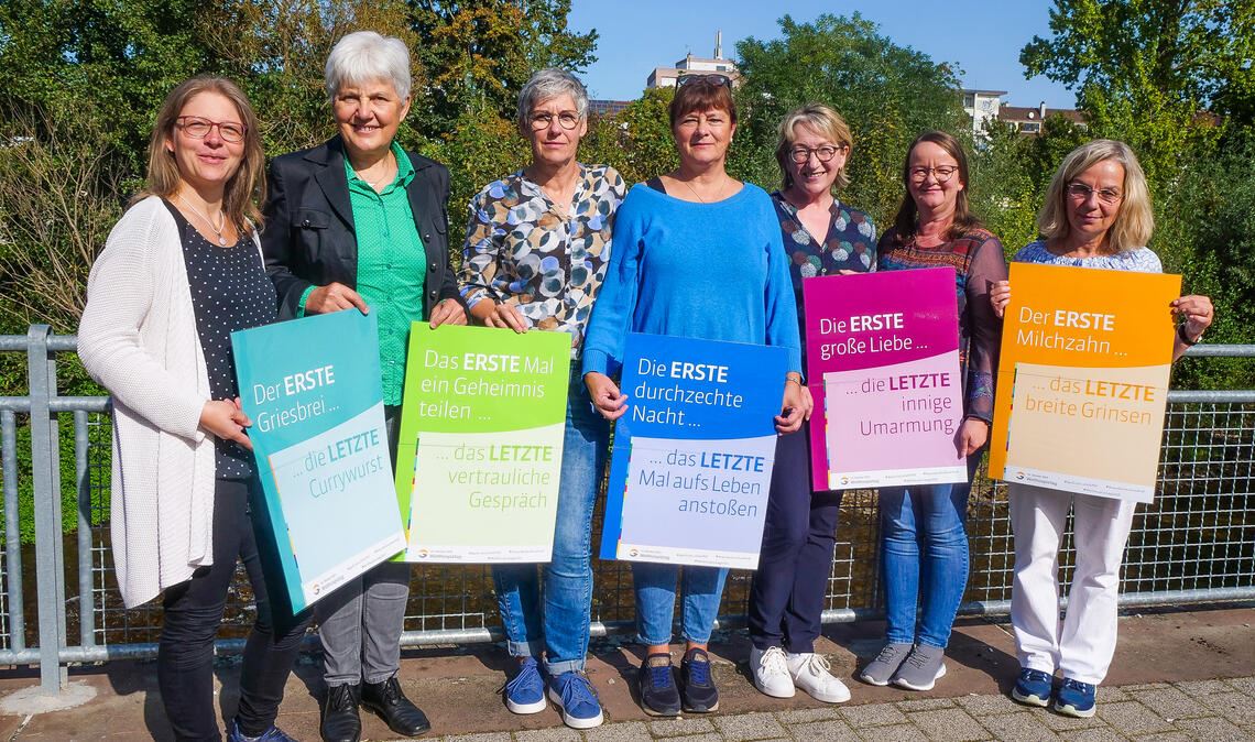 Das Sterben ist Teil des Lebens. Darauf wollen Martina Frankenstein, Bernhardine Lückener, Cornelia Haas, Andrea Raible-Kardinal, Heidi Kunz, Elke Bachteler und Uta Zechiel (v.li.) im Rahmen des Deutschen Hospiztags aufmerksam machen. Foto: Friedrich