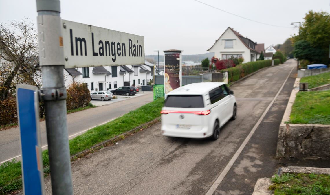 Das Stichsträßchen „Im Langen Rain“, das von der Schillerstraße abzweigt. Foto: Fotomoment