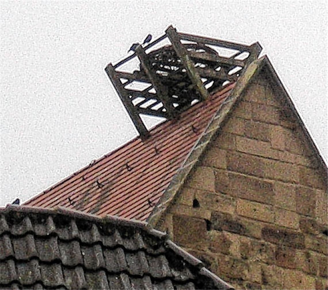 Das Storchennest auf dem Knittlinger Steinhaus wartet noch auf langbeinige Mieter.