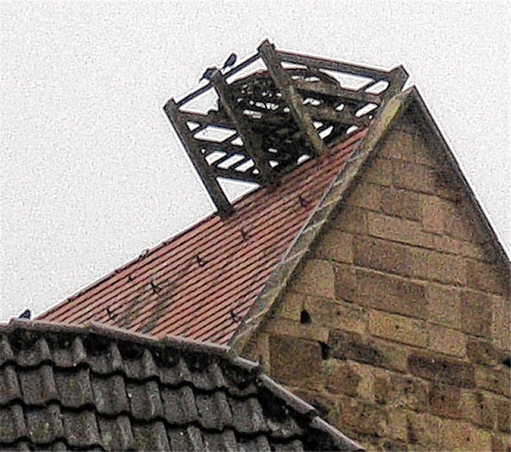 Das Storchennest auf dem Knittlinger Steinhaus wartet noch auf langbeinige Mieter.