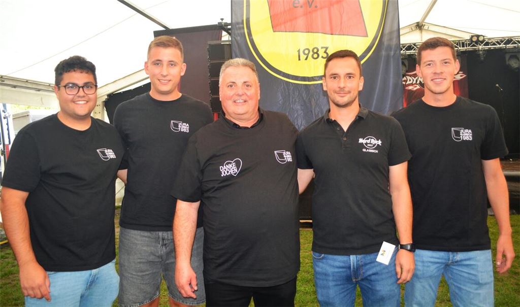 Das Straßenfest als Teamarbeit: Philipp Rank (2.v. re.) übernimmt voraussichtlich für Jochen Schray, der vom Jugendraum Großglattbach ein Shirt bekommt. Fotos: Stahlfeld, Fotomoment