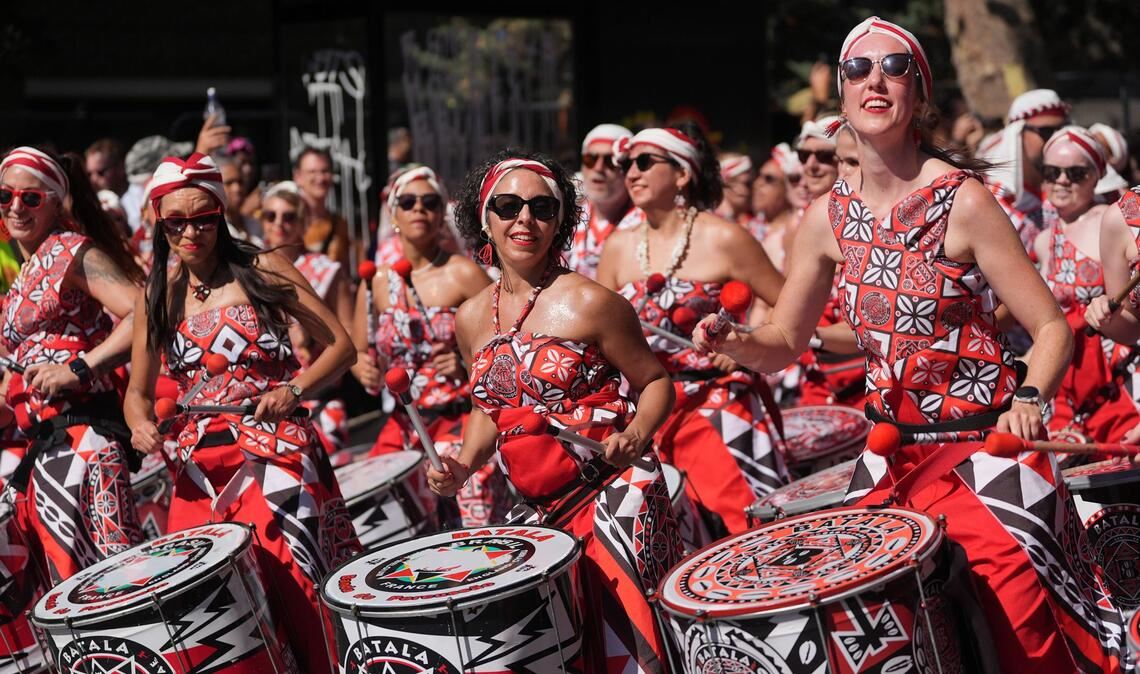 Millionen Menschen feiern Karneval in London Das Straßenfest, das als eines der größten Europas gilt, wird seit den späten 50er Jahren gefeiert.