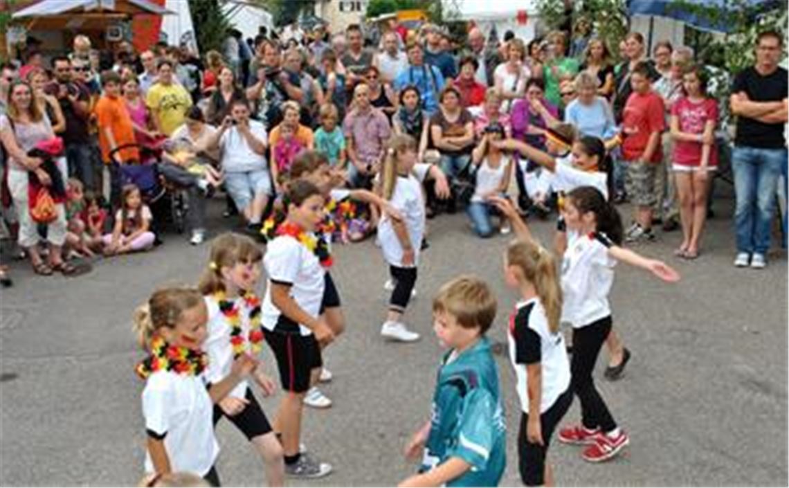 Das Straßenfest lockt am Wochenende zahlreiche Besucher nach Wiernsheim. Für Unterhaltung sorgen unter anderem die Kinder der SFG Serres. Foto:  Stahlfeld