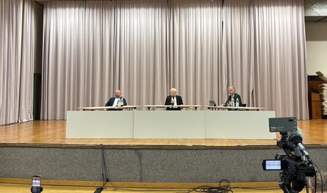 Das Streitgespräch beginnt mit zehn Minuten Verspätung.