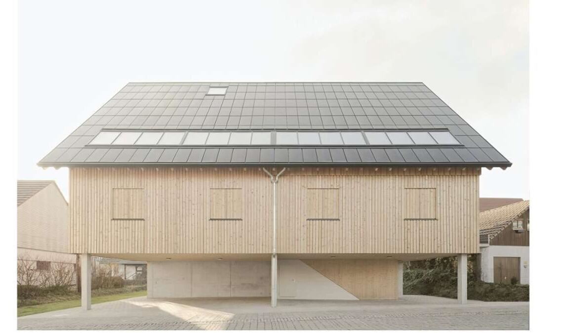 Das Strohballenhaus Hoinka  – Nachverdichtung auf dem Land – hat mehrere Auszeichnungen erhalten, darunter das „Haus des Jahres“ des DAM und des Callwey-Verlags.