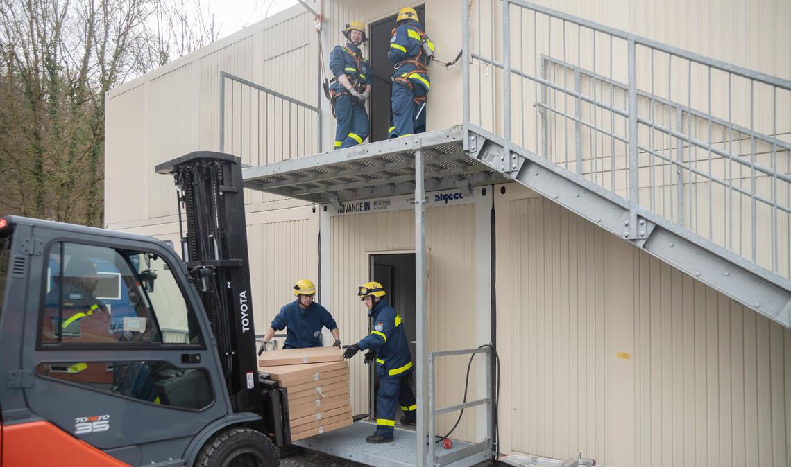 Helfer von Feuerwehr und THW packen für Geflüchtete an Das THW Neuenbürg hilft bei der Einrichtung der Unterkunft tatkräftig mit. Foto: Fotomoment