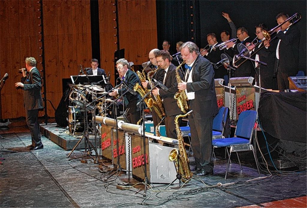 Das Tanz- und Showorchester Erich Erber liefert die spritzigen Klänge, zu denen das Tanzbein geschwungen werden kann.