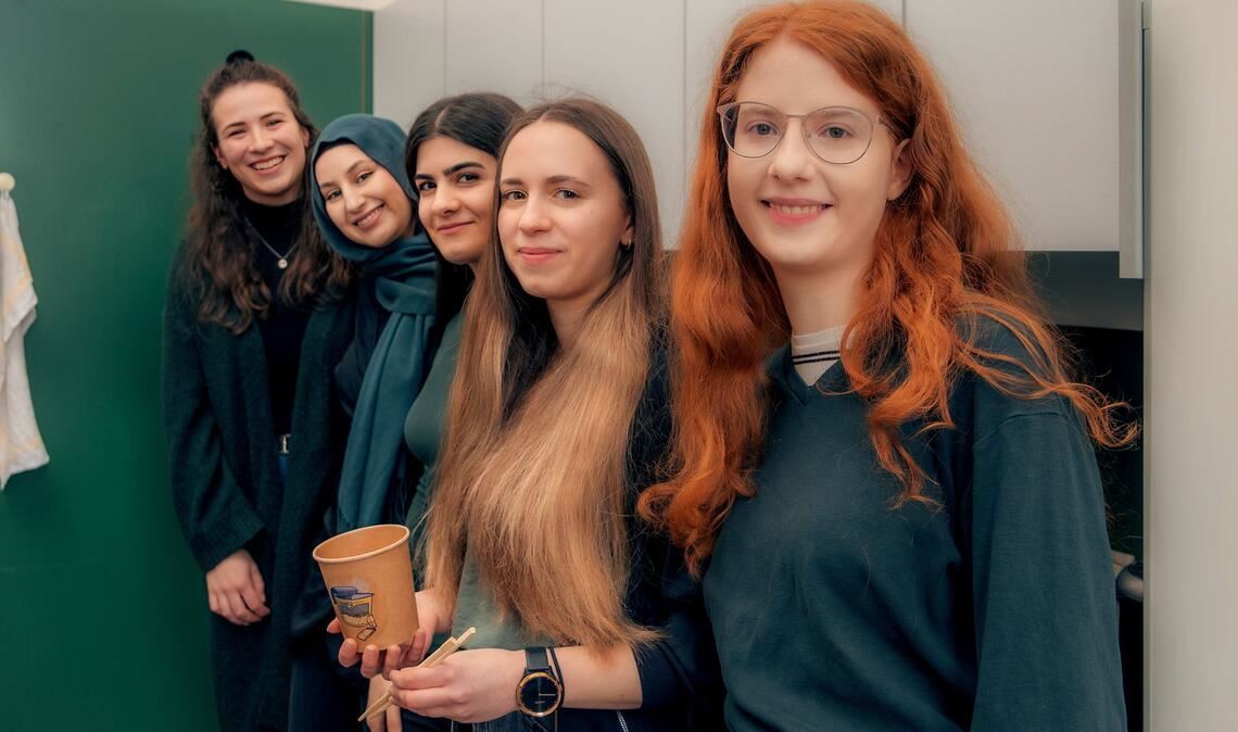 Das Team Edggy (von links): Cora Schmetzer, Lina Obeidat, Bahar Abrishamchi, Paulina Welzenbach und Alena Fries