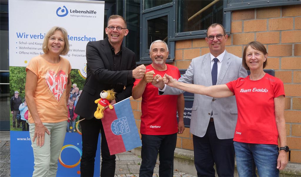 Das „Team Evaldo“ tritt beim Inklusionslauf für die Lebenshilfe Vaihingen-Mühlacker gegen die Städte Mühlacker und Vaihingen an. Sandra Sailer, Uwe Skrzypek, Carlo Morgante, Frank Schneider und Conny Straub (v. li.) sind gespannt, wer die meisten Spenden sammelt. Foto: Friedrich