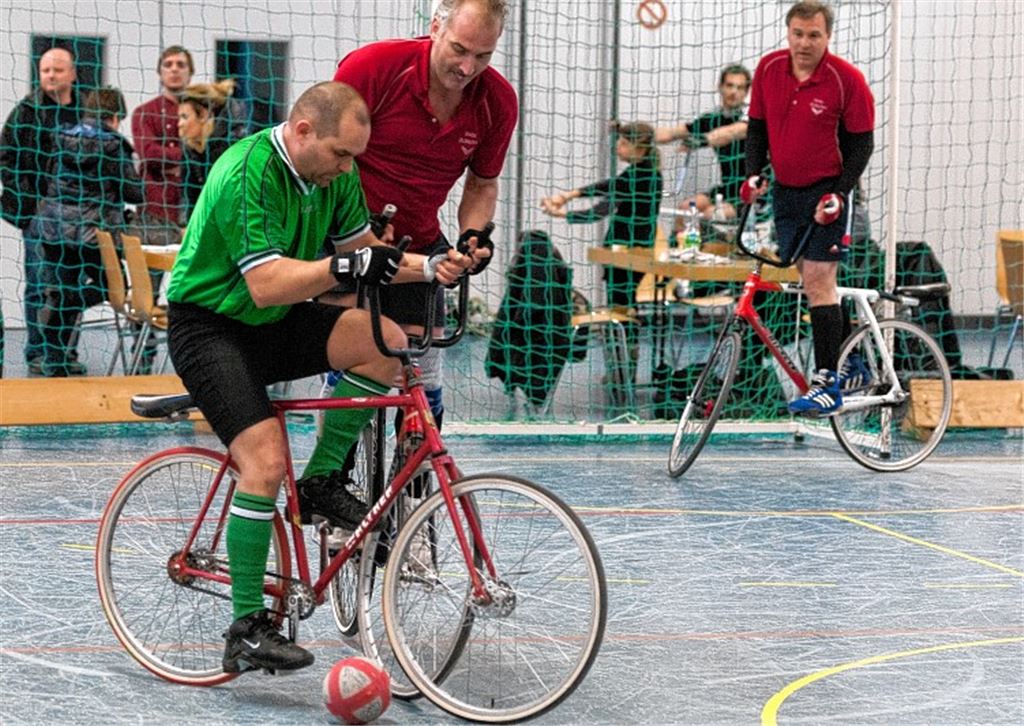 Das Team I des RMSC Ölbronn (rote Trikots) schlägt den RMSC Karlsruhe I deutlich mit 6:2 Toren. Foto: Zschorsch