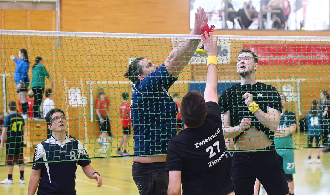 Das Team „Zwietracht Ötisheim“ ist beim Turnier in der Ölacker-Sporthalle in Aktion. Fotos: Fotomoment