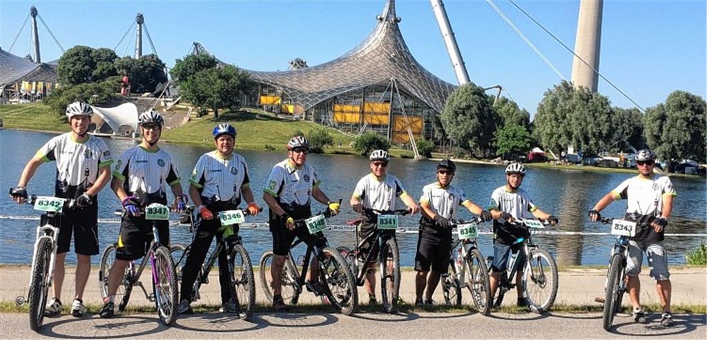 Das Team aus Lienzingen am Münchener Olympiasee: Jens Oppermann, Sven Oppermann, Marcus Schrenk, Roger Bergtold, Mario Rothe, Imam Özalp, Olaf Fink und Jens Hafner (v.li.).