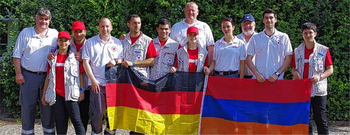 Das Team aus Maulbronn und die Mannschaft des armenischen Roten Kreuzes bei der gemeinsamen Vorbereitung.