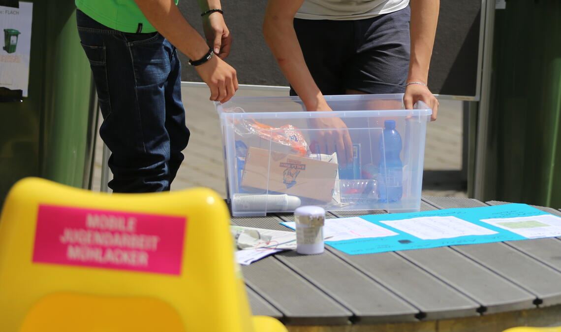 Das Team der Mobilen Jugendarbeit ist, um mit jungen Leuten in Kontakt zu kommen, häufig mit den „gelben Stühlen“ unterwegs. Nun soll es dabei um die Wahlen gehen. Symbolfoto: Archiv