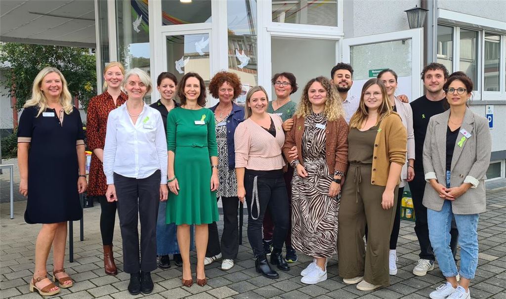Das Team der Tagesklinik InTakT mit der ärztlichen Leiterin Dr. Galina Uhlmann-Valovic (weiße Bluse) und der pädagogischen Leiterin Birgit Veltl (grünes Kleid). Fotos: Metzbaur
