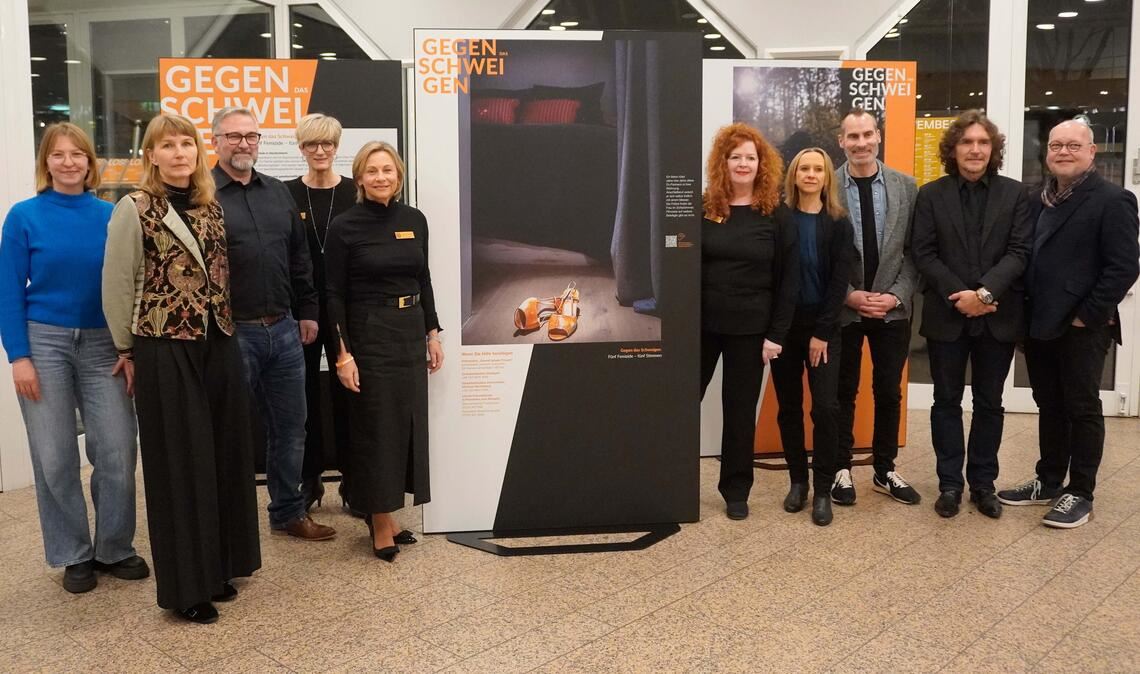 Das Team der Wanderausstellung „Gegen das Schweigen. Fünf Femizide – fünf Stimmen“ präsentiert das Gemeinschaftsprojekt im Theater Pforzheim. Foto: privat