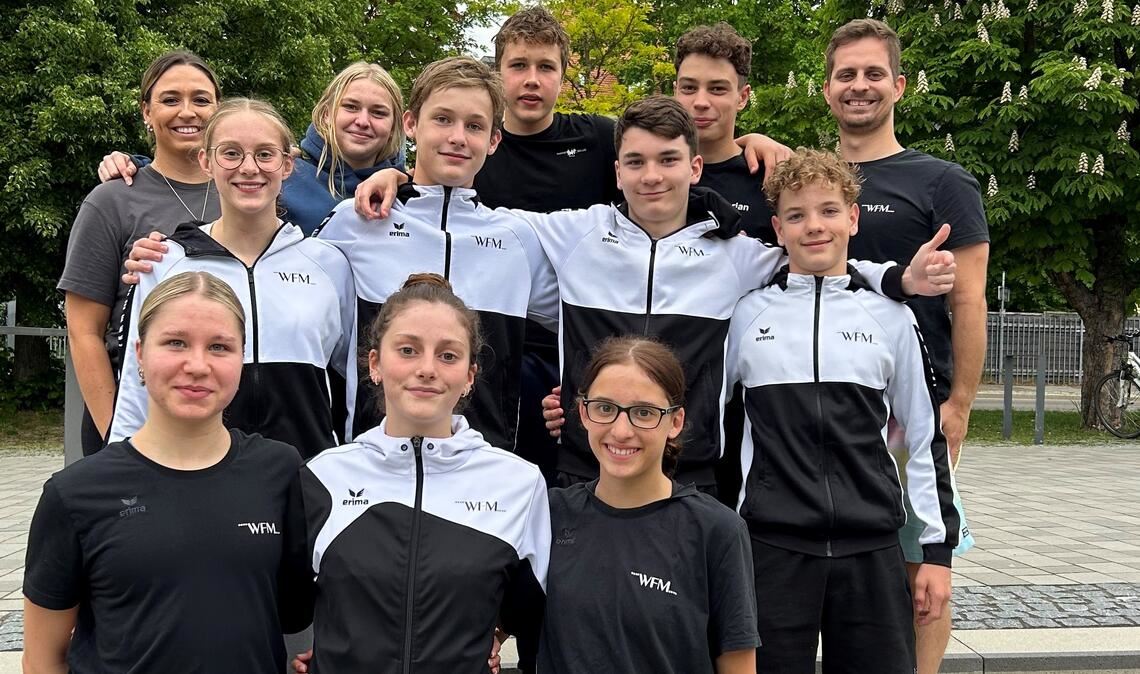 Das Team der Wasserfreunde in Ingolstadt mit den Trainern Leonie (hinten links) und Maximilian Haase (hinten rechts).