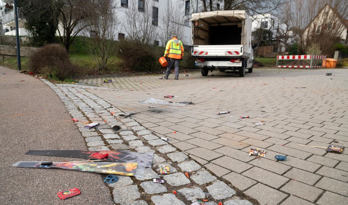 Spuren der Silvesternacht fordern die Stadtreinigung Das Team des Bauhofs ist den ganzen Tag im Einsatz, um die Spuren der Silvesterknallerei zu beseitigen. Foto: Fotomoment