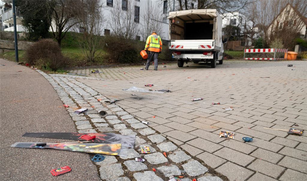 Das Team des Bauhofs ist den ganzen Tag im Einsatz, um die Spuren der Silvesterknallerei zu beseitigen. Foto: Fotomoment