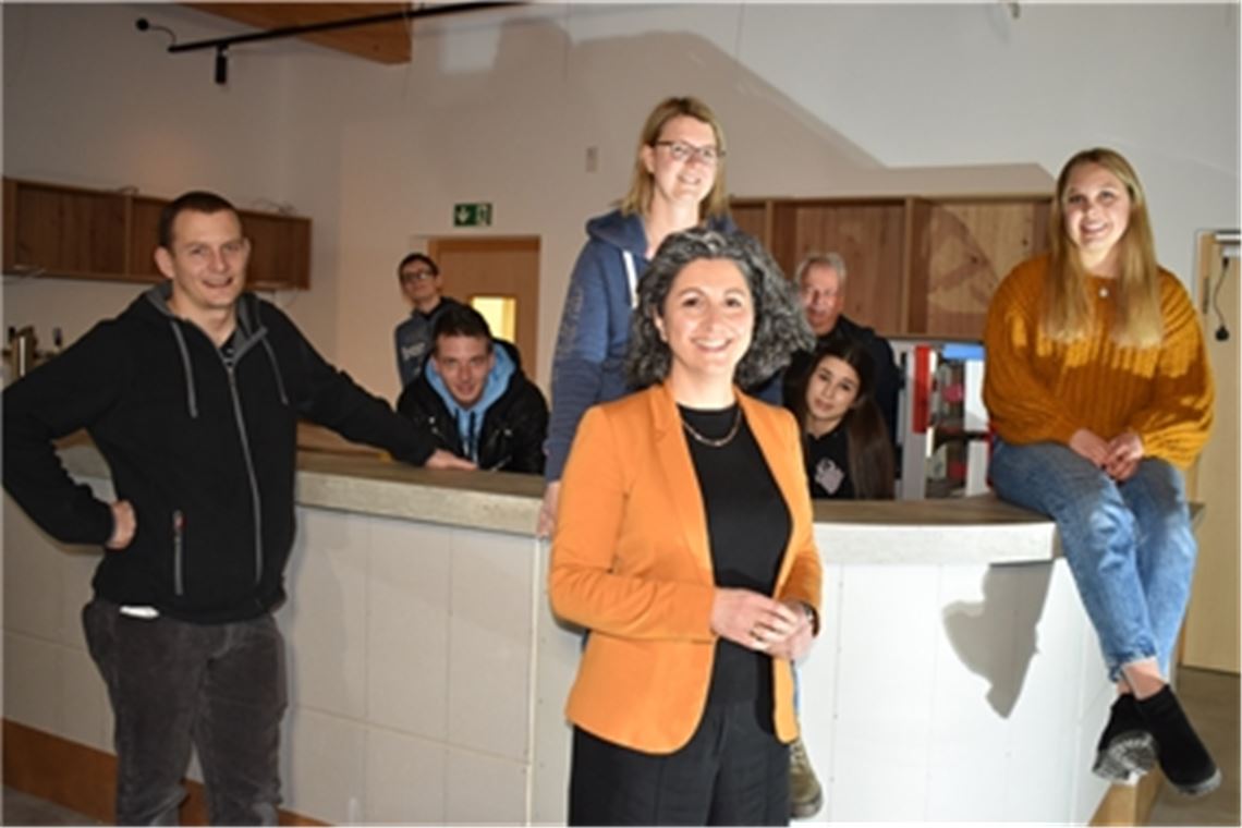 Das Team des „EssEnz inklusiv“ mit der Leiterin der Gastronomie, Asiye Fischer (Mitte), und Miteinanderleben-Geschäftsführer Norbert Bogner (hinten rechts). Foto: Bischoff-Krappel