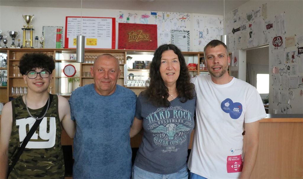 Das Team des ProZwo (v.re.): Jugend- und Heimerzieher Jan-Philipp Gerse, Leiterin Gudrun Gallus, Sozialpädagoge Viktor Hansch und „Bufdi“ Tiziano Pesco. Foto: Wewoda