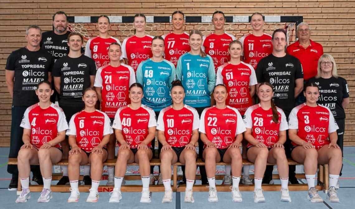 Das Team des TSV Wolfschlugen 2026/2027, hinten von links: Sportlicher Leiter Oliver Rieker, Meike Wurster, Nina Dierolf, Franziska Kaupp, Jasmin Dirmeier, Leni Blessing, Abteilungsleiter Wolfgang Stoll. Mitte von links: Mitte von links: Torwarttrainer Michael Blessing, Physiotherapeut Max Koschmieder, Jana Lorenz, Kim Grebe,Monik Thiemann, Luisa Allgaier, Trainer Mike Laibbsle, Co-Trainerin Silke Zindorf. Vorne von links: Laura Aurenz, Carla Kösling, Jade Oral, Antonia Amann, Hanna Hoyczik, Mara Kühnel, Lani Fellberg. Es Fehlen: Maike Wohnus, Meike Schmied, Tamara Andreas.