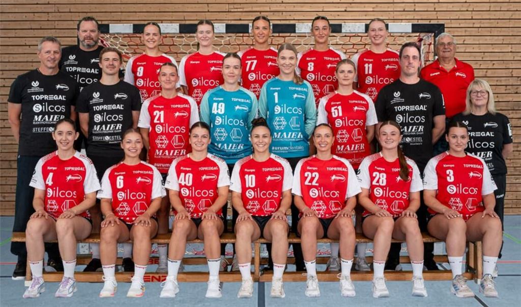 Das Team des TSV Wolfschlugen 2026/2027, hinten von links: Sportlicher Leiter Oliver Rieker, Meike Wurster, Nina Dierolf, Franziska Kaupp, Jasmin Dirmeier, Leni Blessing, Abteilungsleiter Wolfgang Stoll. Mitte von links: Mitte von links: Torwarttrainer Michael Blessing, Physiotherapeut Max Koschmieder, Jana Lorenz, Kim Grebe,Monik Thiemann, Luisa Allgaier, Trainer Mike Laibbsle, Co-Trainerin Silke Zindorf. Vorne von links: Laura Aurenz, Carla Kösling, Jade Oral, Antonia Amann, Hanna Hoyczik, Mara Kühnel, Lani Fellberg. Es Fehlen: Maike Wohnus, Meike Schmied, Tamara Andreas.
