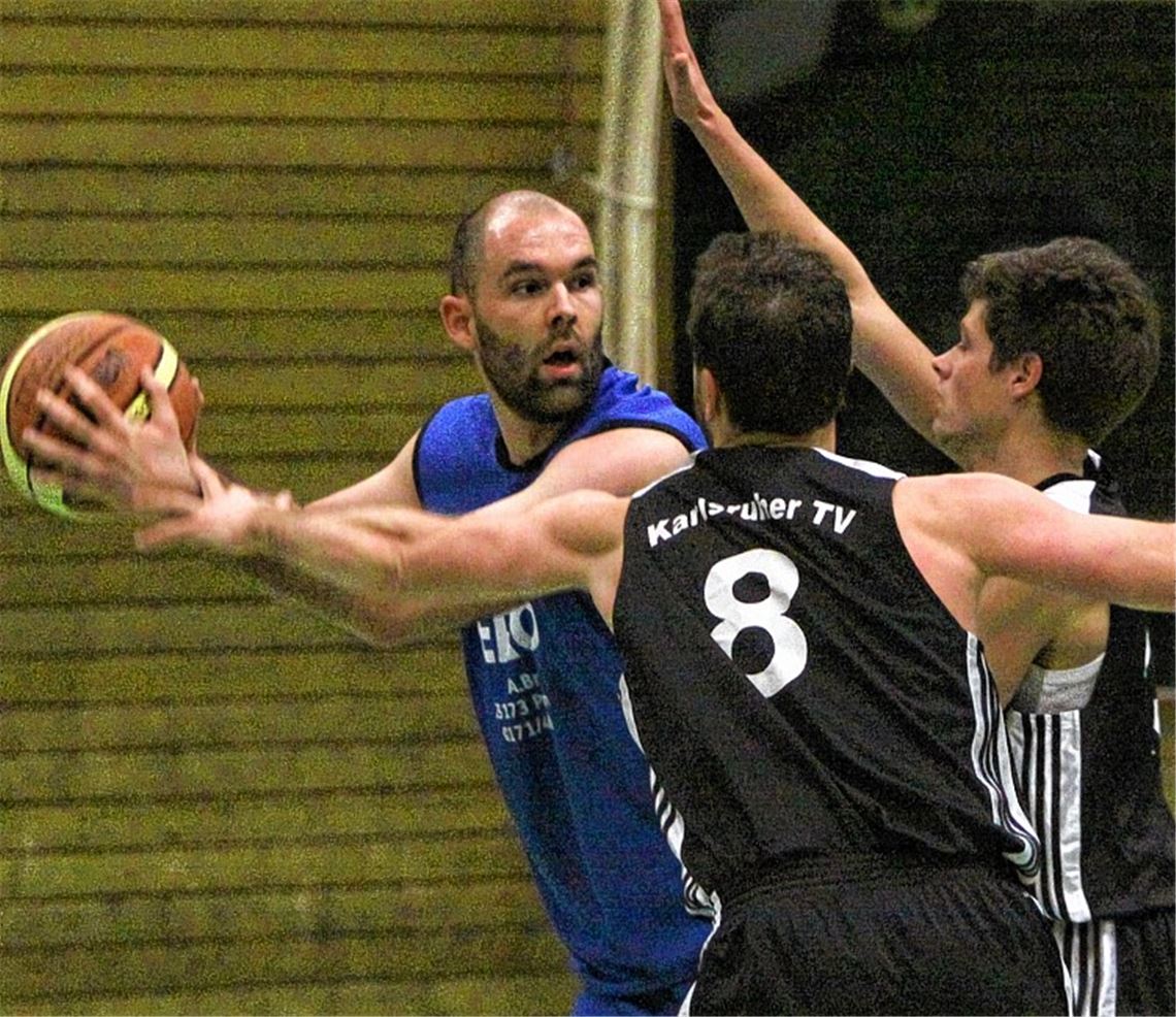 Das Team des TV Mühlacker (Clemens Beisel am Ball) ist den Gästen aus Karlsruhe vor allem am Beginn der Partie deutlich überlegen. Foto: Eigner