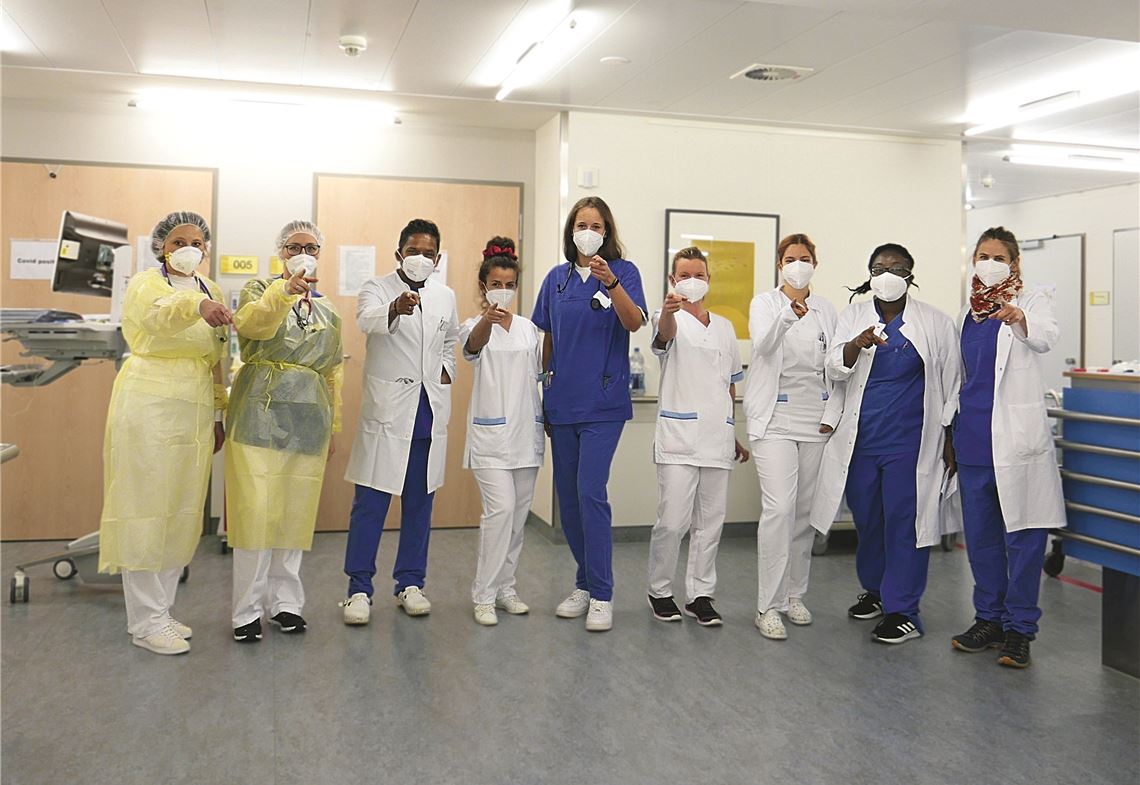 Das Team um Chefarzt Thushira Weerawarna (3.v. li.) sucht nach „Wellenbrechern“, die in der momentanen Lage mit anpacken. Foto: Ljerka Pap/Siloah