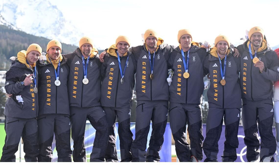 Das Team um Johannes Lochner (4. v. re.) hat Gold gewonnen, Francesco Friedrich (li.) mit seiner Mannschaft Silber.