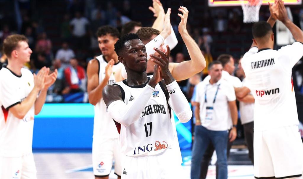 Das Team um NBA-Star Franz Wagner und Kapitän Dennis Schröder (M) gewann in Riga sein Halbfinale gegen Außenseiter Finnland.
