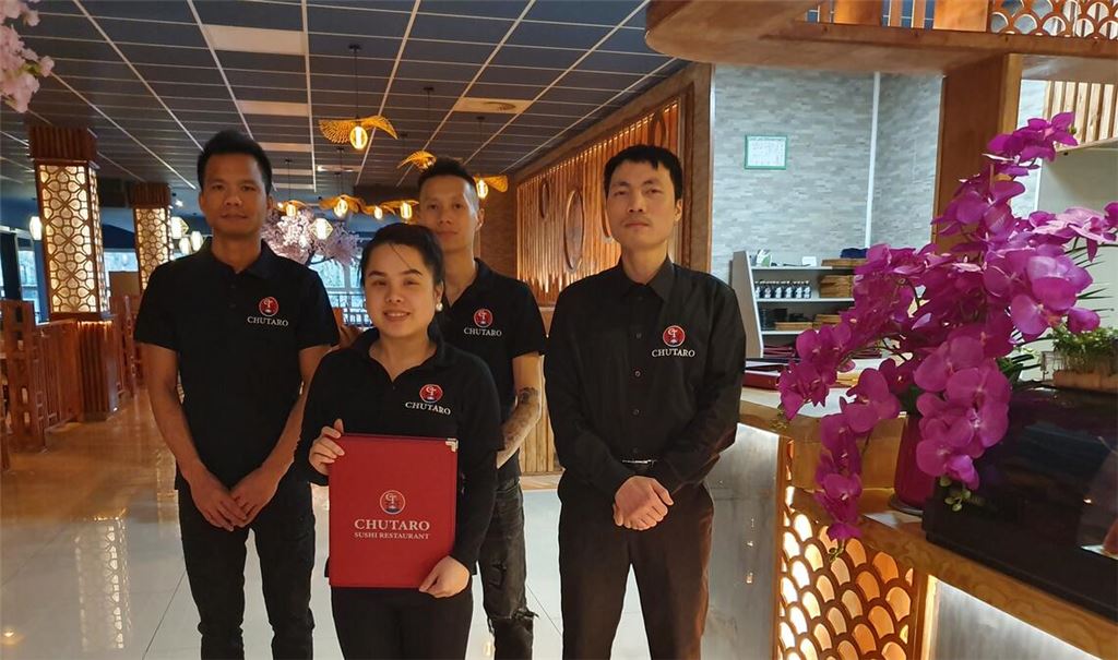 Das Team vom „Chutaro“ bietet neben Sushi viele asiatische Gerichte an. Foto: Schröder