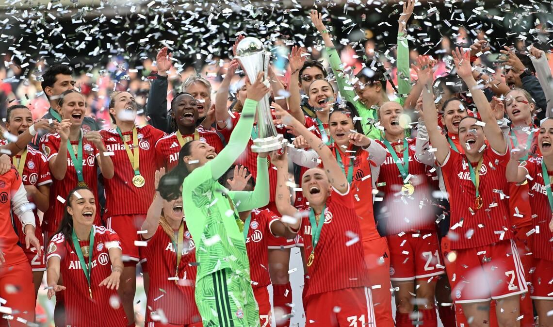 Das Team von Bayern München jubelt über den Sieg im DFB-Pokal.
