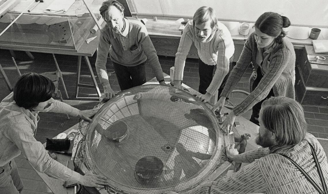 Das Team von Frei Otto beim Testen der Membran.